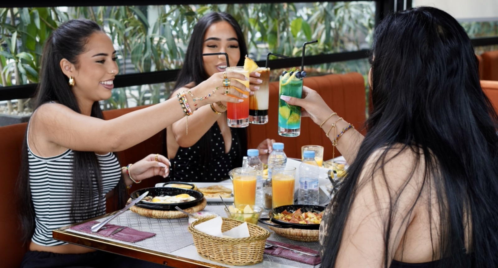 Le jus d'orange versé à table