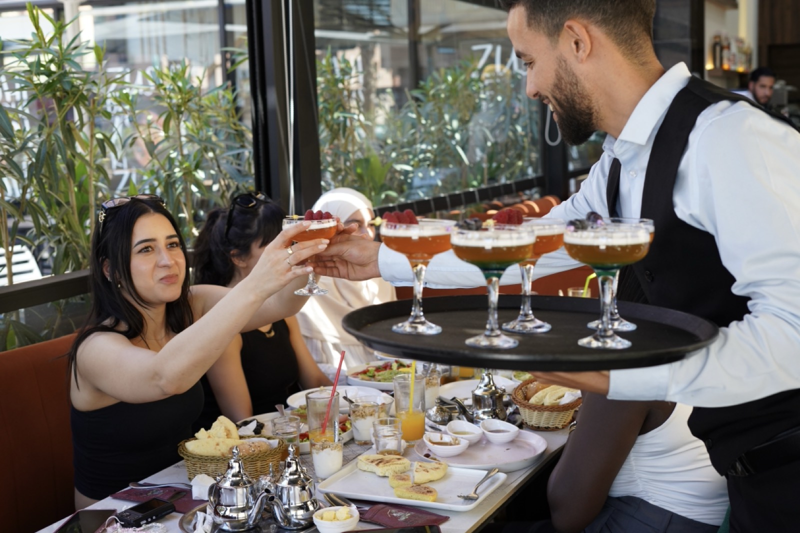 Le plateau de cocktails porté à table par le serveur